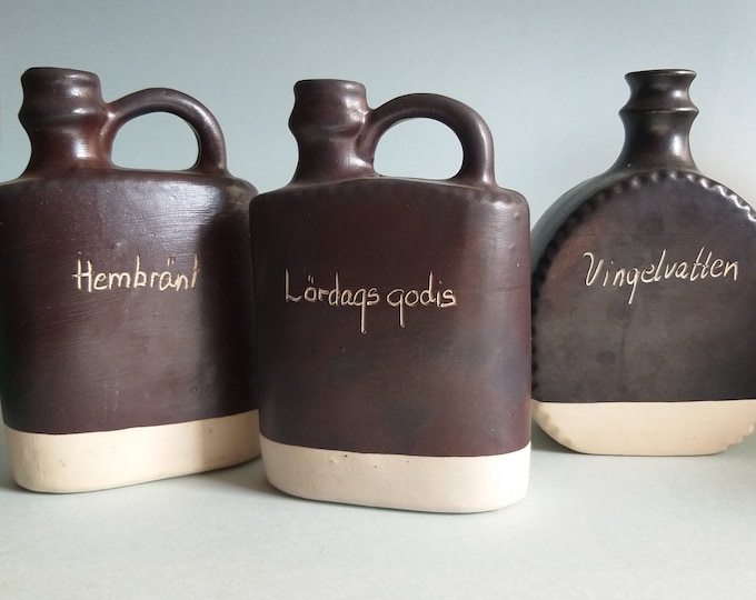 Krukmakaren Hoganas Keramik Sweden Stoneware Decorative Bottle. Inscriptions Vingelvatten, Hembränt, Lördagsgodis. Fun Vintage Kitchen Decor