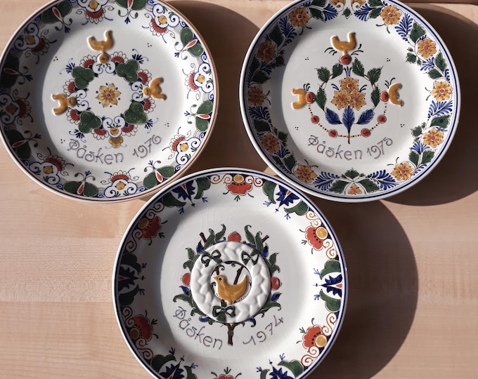 Royal Delft Easter Charger. Delfts Polychrome Wall Plate produced by De Porceleyne Dutch. Easter-themed Design Birds and Floral Patterns.