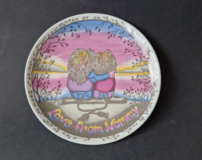 Lovely Norwegian Collectors Plate (19 cm 7.49"). Anni Woldrik Design. Norwegian Troll Couple. Blue and Pink Colours.