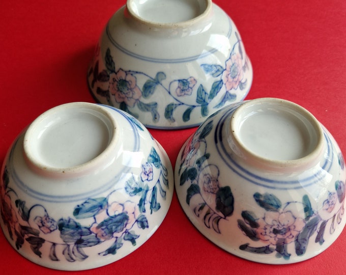 Set of 3 Lovely Vintage Chinese Rice Bowls in White Colour with Floral Decor in Pink, Green and Blue Colour. Blue Line Decoration Inside.