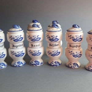 Un pot à épices vintage en céramique à motif oignon bleu, blanc et bleu. Fabriqué au Japon dans les années 1950. État vintage.