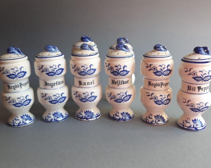 One Vintage Ceramic Blue Onion Pattern Spice Jar in White and Blue Colours. Made in Japan 1950s. Vintage Condition.