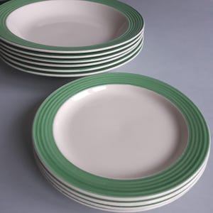 Ensemble de 2 assiettes anciennes Gustavsberg, Suède. Motif Gront Band. Bone China. Couleur crème clair, bordures côtelées vertes. Porcelaine suédoise.