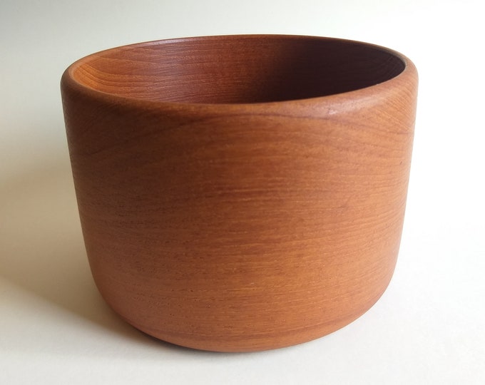 Mid Century Modernist Solid Teak Serving Bowl from Sweden. Great for Nuts, Chips or as Stylish Decorative Piece. Good Vintage Condition.