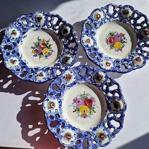 Set von 3 Vintage Portugal Wanddekor Teller. Raffinierte Kanten. Kompliziertes handgemaltes mehrfarbiges Blumenmuster. Gemarkt. Wohndekor.