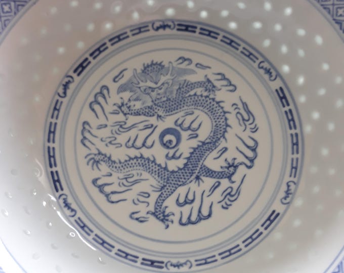 Large Vintage Jingdezhen 23 cm (9.05”) Rice Porcelain Bowl in Blue and White. Hand made Chinese Rice Grain Dragon Pattern Bowl.
