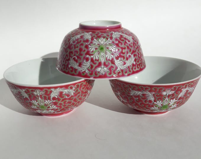 A Set of 3 of Colourful Vintage Rice Bowls from China in Burgundy Colour Tones. Enamel Design.