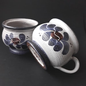 Dwuczęściowy zestaw. Duży kubek i doniczka z ręcznie robionej ceramiki, Pracownia Rzemiosła Artystycznego. Malowany ręcznie. Abstrakcyjny motyw kwiatowy. Matowe wykończenie. Sygnowany przez artystę.