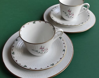 Set di 2 Trii di Linnea di Rorstrand Sweden. Tazzina da caffè con piattino e piatto da torta in porcellana. Decorati con fiori, viticci e bordo dorato.