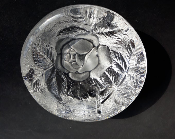 Mats Jonasson Sweden. Crystal Paperweight. Lovely Sculpture - Rose Flower with Leaves. Signature Engraved on Side. Collectable. Nice Present