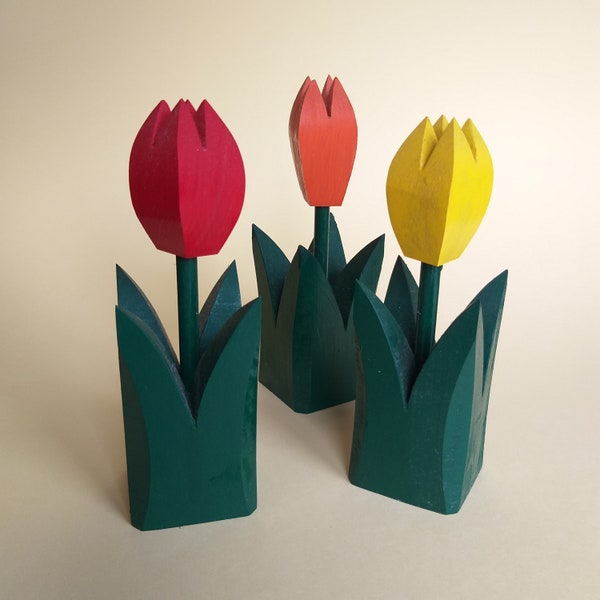 Set von 3 Vintage schwedischen Tulpen aus Holz. Abstrakte Form Stand Alone Blumen in verschiedenen Farben. Skandinavische Retro Wohndekoration.