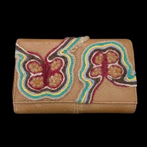 Cartera de piel sintética marrón claro con diseño de mariposa ondulada, adornada con hilo y cuentas vintage reciclados