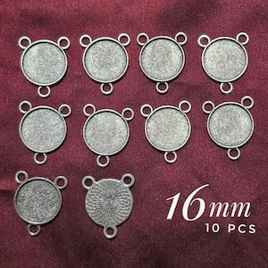 Pode incluir: Dez bandejas de metal prateadas com três laços cada. As bandejas têm um diâmetro de 16 mm e uma superfície lisa ligeiramente texturizada. 16mm 10 PCS