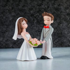 Bride and Groom 2pcs Set Wedding Cake Topper Cute Adorable Cake Topper Mini Figurine Wedding Keepsake Bridal Shower Engagement Wedding Party