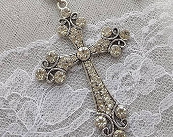 Cruz latina gótica antigua Miguel Silver con diamantes de imitación plateados para colgante, crucifijo enjoyado con opción de collar de 61 cm (24 pulgadas)