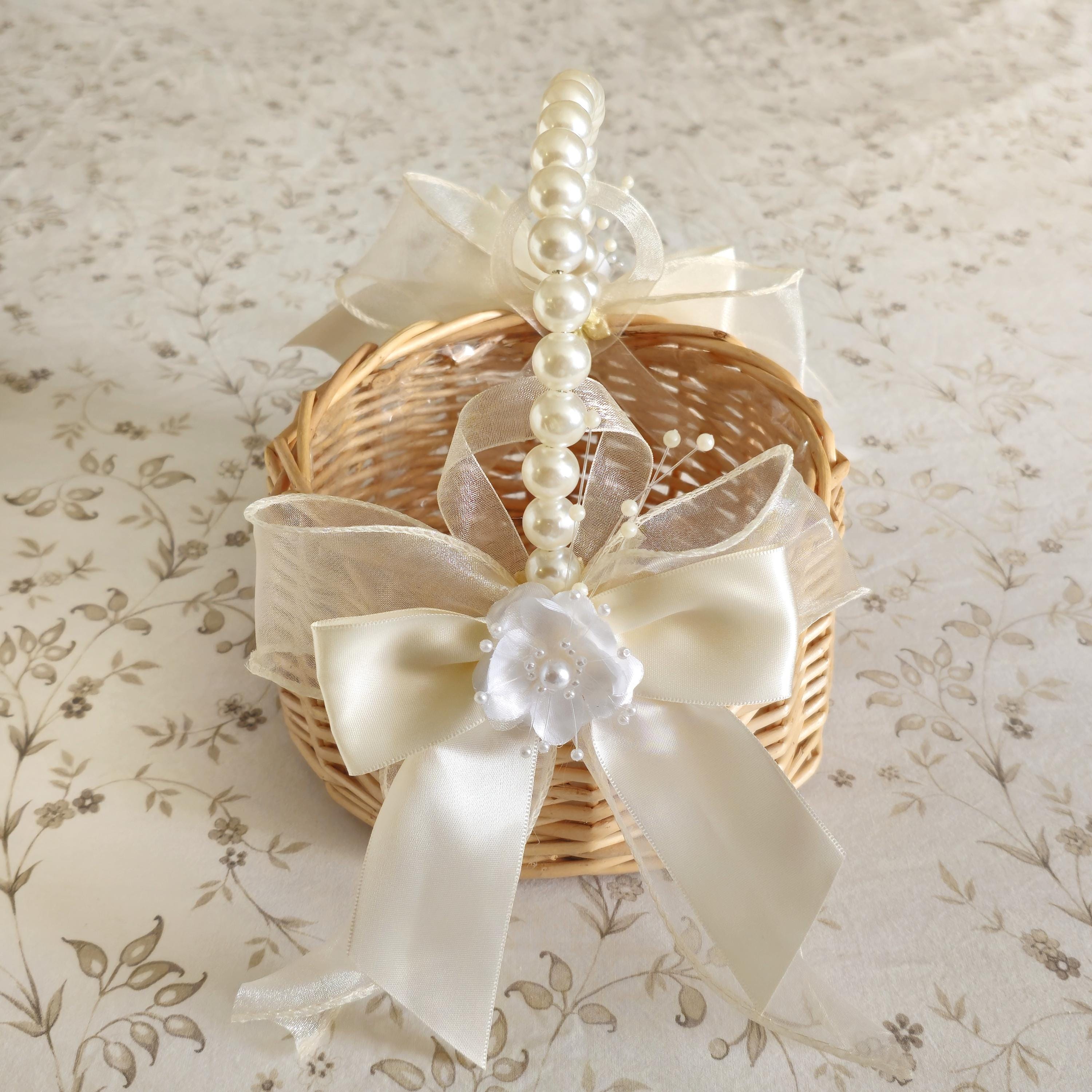 Cute Rattan Flower Girl Baskets with Bows, Flowers And Pearl Handles Set (1pc or 2 pcs) for Summer Boho Country Garden Weddings, In 2 Sizes