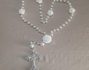 Katolicki różaniec perłowy z białą różą w środku