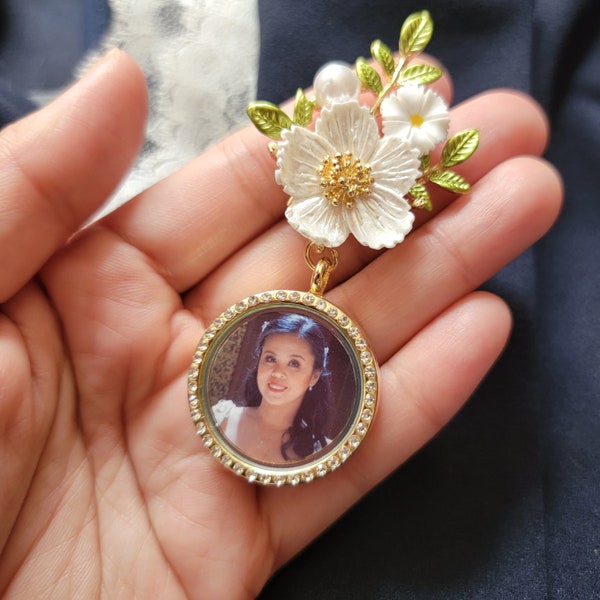 White Daisy Flower Brooch Lapel Pin with Photo Locket Char, Customized Photo Gifts for Weddings Memorial Mother's Day Birthday Graduation