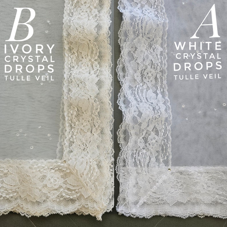 Puede incluir: Dos velos de tul con ribete de encaje, uno marfil y otro blanco. Ambos velos tienen gotas de cristal y el texto "Crystal Drops Tulle Veil" est&aacute; escrito en cada velo.