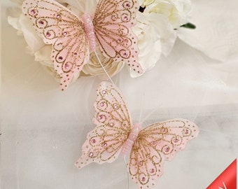 Puede incluir: Dos mariposas de purpurina rosa y dorada con un tallo de alambre delicado. Las mariposas tienen un acabado brillante y son perfectas para agregar un toque de fantasía a cualquier proyecto artesanal.