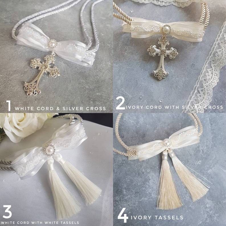 Puede incluir: Cuatro variaciones de un cord&oacute;n blanco o marfil con un lazo y una cruz plateada o borlas blancas. Los cordones se muestran sobre un fondo gris.