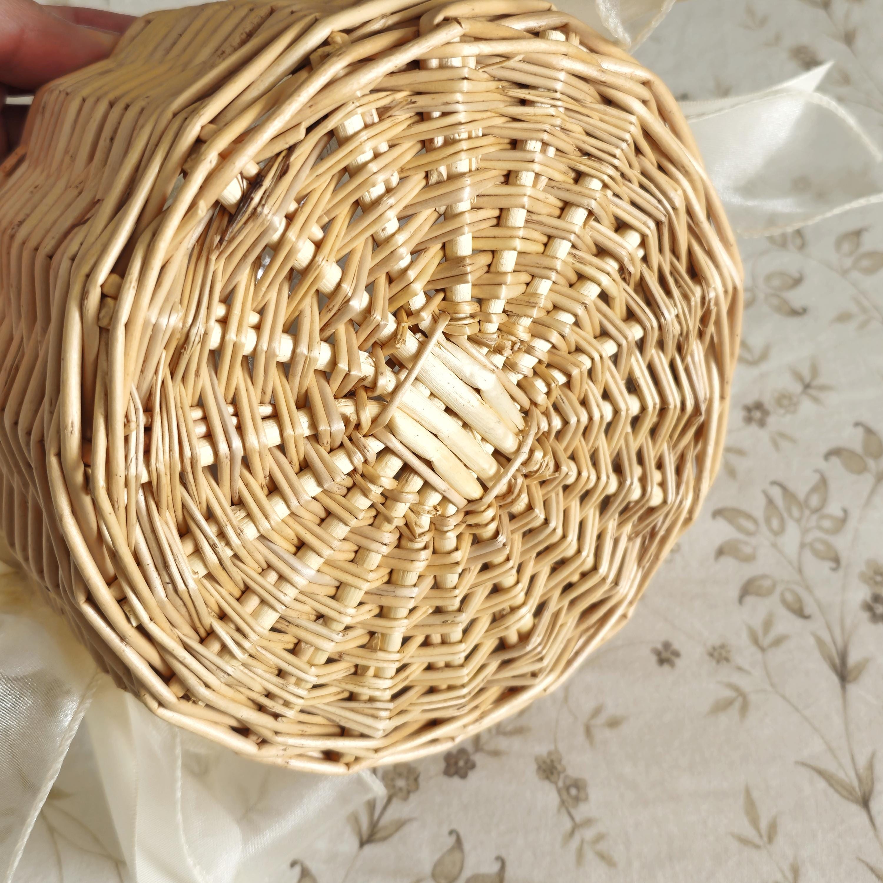 Cute Rattan Flower Girl Baskets with Bows, Flowers And Pearl Handles Set (1pc or 2 pcs) for Summer Boho Country Garden Weddings, In 2 Sizes