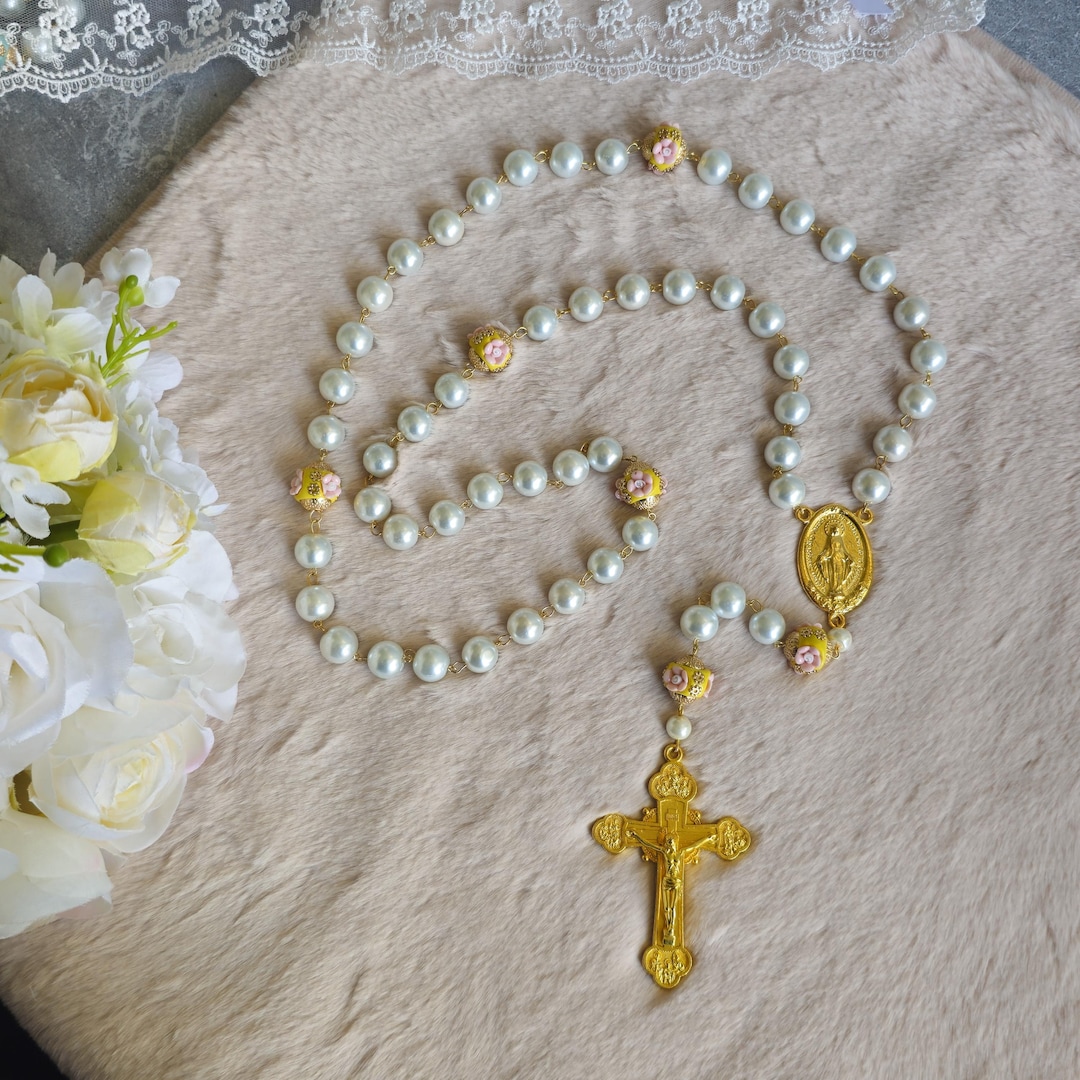 Catholic Wedding Holy Rosary With Gold Marian Locket Centerpiece Floral ...