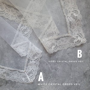 Puede incluir: Dos velos transparentes con un intrincado borde de encaje floral. El velo A est&aacute; etiquetado como White Crystal Drops Veil y el velo B como Ivory Crystal Drops Veil. Ambos velos est&aacute;n adornados con peque&ntilde;os cristales dispersos.