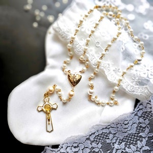 Rosario nupcial católico de perlas con relicario mariano dorado en el centro de mesa Cruz blanca de San Benito para los novios Regalos de boda Santo Rosario
