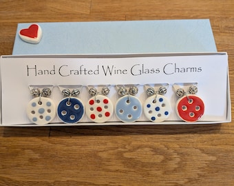 Adornos de cerámica Honiton Pottery hechos a mano, convertidos en marcadores de copas de vino, presentados en una bonita caja de regalo.