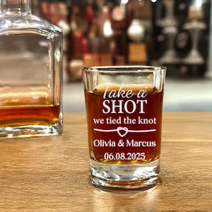 Bicchierini da shot personalizzati per matrimonio - Bicchieri da 2 once personalizzati - Regalo per sposi - Bomboniera incisa per coppia - Ricordo per la festa nuziale