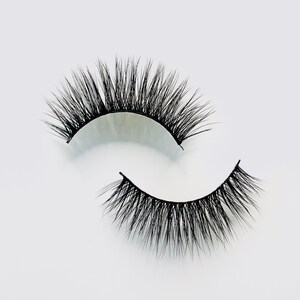 Könnte beinhalten: Zwei Paar falsche Wimpern auf weißem Hintergrund. Die Wimpern sind schwarz und haben einen natürlichen, federleichten Look.