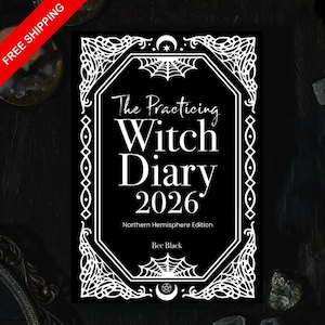 Puede incluir: Diario negro titulado "The Practicing Witch Diary 2026" con borde y texto blancos ornamentados. Incluye el texto "Northern Hemisphere Edition" y "Bee Black". Presenta gráficos de telarañas y luna.