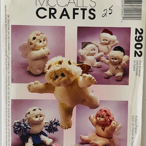 Puede incluir: Un patrón de costura para hacer muñecas Dreamsicles Angel Hugs. El patrón incluye instrucciones para hacer cinco muñecas diferentes, incluyendo un ángel, una animadora y una bailarina. El patrón es de McCall's Crafts y es el número 2902.