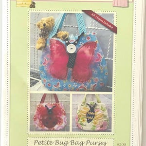 Könnte beinhalten: Ein Schnittmuster für Petite Bug Bag Purses #200 mit drei Taschenmodellen: eine blaue Schmetterlingstasche, eine rosa Marienkäfertasche und eine florale Bienentasche. Jede Tasche hat eine Insektenapplikation, einen Knopfverschluss und Henkel. Text: All 3 Styles Included.