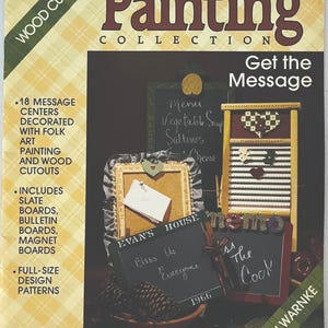 Peut inclure: Couverture du livre Plaid's Painting Collection, présentant des centres de messages décorés d'art populaire, notamment des tableaux en ardoise, des tableaux d'affichage et des tableaux magnétiques. La couverture affiche le texte "Get the Message" et "Wood Cut-Outs".