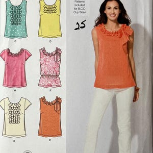 Può includere: Un cartamodello per una blusa senza maniche con scollo a volant. Il cartamodello include istruzioni per realizzare la blusa in diverse taglie e stili. Il cartamodello è di Simplicity e ha il numero 2599.