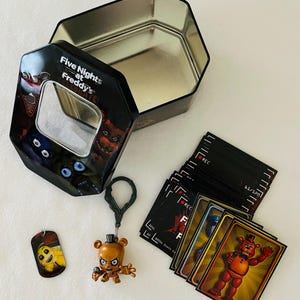 Llaveros de FNAF, caja, lata coleccionable de Five Nights at Freddy's con llavero de Freddy, Bonnie o Mangle, placa de identificación y tarjetas coleccionables.
