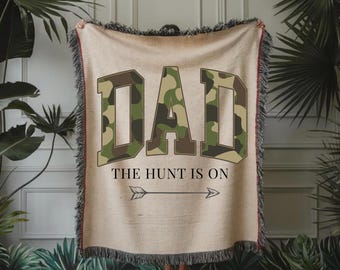 Manta de camuflaje para papá, manta de caza "The Hunt Is On", manta rústica tejida para papá, regalo acogedor para su cumpleaños o el Día del Padre, decoración de cazadores