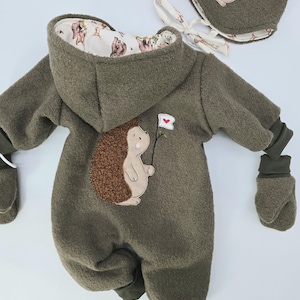 Combinaison bébé à capuche | Combinaison zippée doublée en jersey à motifs | Appliqué individuel au dos | Fait main