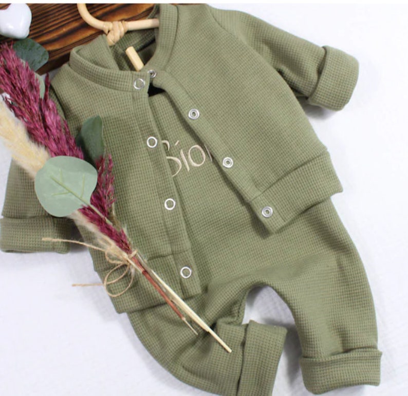 Baby-Strampler-Set/Babyoutfit personalisiert/Latzhose mit Namen/Baby Latzhose mit Namen/Geschenk Geburt Baby/personalisiertes Geschenk 5. Olive