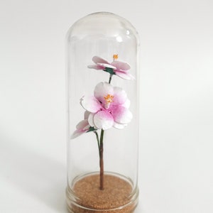 Mini flor de cerezo de papel en cúpula de cristal