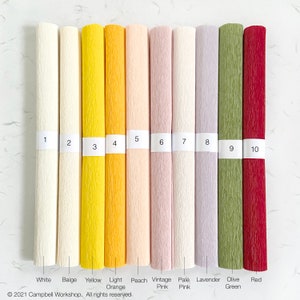 Peut inclure: Dix rouleaux de papier cr&eacute;pon de diff&eacute;rentes couleurs : blanc, beige, jaune, orange clair, p&ecirc;che, rose vintage, rose p&acirc;le, lavande, vert olive et rouge. Chaque rouleau est num&eacute;rot&eacute; et nomm&eacute;. Le papier a une surface textur&eacute;e.