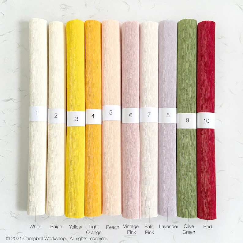 Peut inclure: Dix rouleaux de papier cr&eacute;pon de diff&eacute;rentes couleurs : blanc, beige, jaune, orange clair, p&ecirc;che, rose vintage, rose p&acirc;le, lavande, vert olive et rouge. Chaque rouleau est num&eacute;rot&eacute; et nomm&eacute;. Le papier a une surface textur&eacute;e.