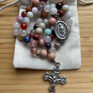 Aus der Messy Heart Kollektion: Our Lady of Guadalupe Rosenkranz in gemischten Edelsteinen