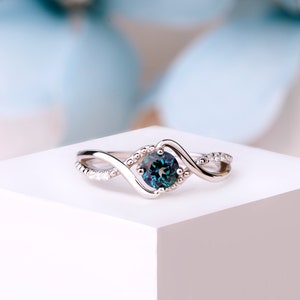 Vintage Alexandrite Ring, Rose gold dainty ring, Engagement Ring, Promise Ring, June Birthstone ring, Anniversary Gift for Her, promise ring