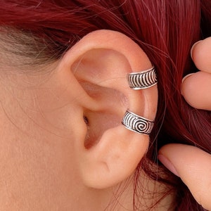 Ear cuff de espiral infinito en Plata de Ley oxidada, pendiente sin perforación unisex , clip de oreja, piercing falso