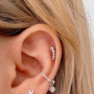 Piercing alla cartilagine con zirconi cubici, piercing all'elica in argento sterling 18G, orecchino a vite climber, piercing alla conchiglia interna placcata in oro, orecchino a forma di orecchio crawler.