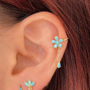 Pendiente ear cuff de flor en Plata de Ley y baño de Oro con circonitas turquesas, pendiente de cartílago a presión, clip de oreja