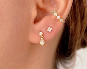 Delicati orecchini pendenti a perno in argento sterling con zirconi cubici e goccia a foglia placcata oro.